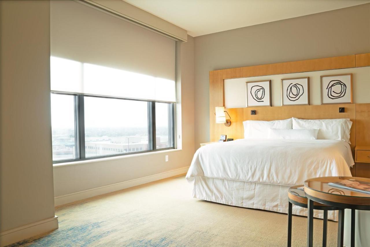 Executive King, Larger Guest room, 1 King,1366085648:JPEG